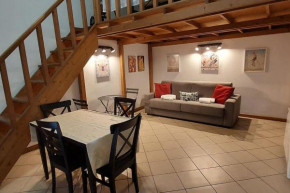 GEMELLI HOLIDAYS -2 easy lofts, groundfloor with courtyard, mezzanine bedroom, baby & pet friendly, near Monte Mario Station connecting to center in 20 minutes, 2 steps from bus, groceries, restaurant